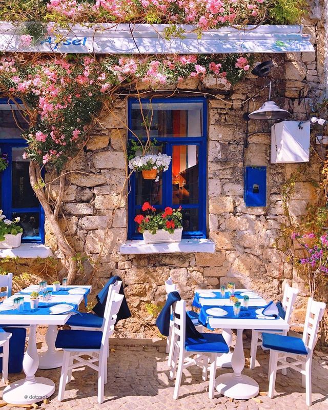 Do What Makes You Happy, Be With Who Makes You Smile ✨🍃🌺🌸🏘️✨ Love Exploring the Beautiful Streets of Alaçatı Turkey 🌻