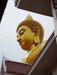 曼谷街頭的巨型純金佛像