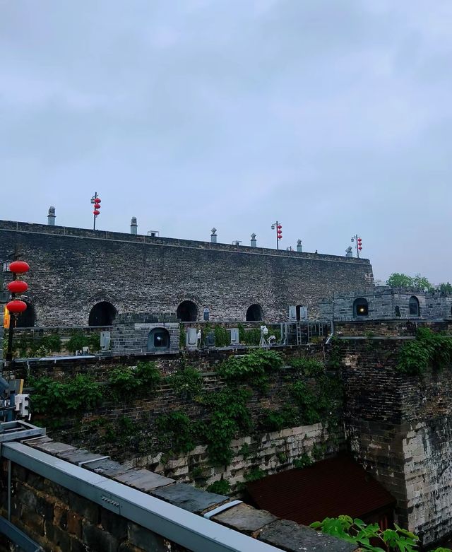 總要看看雨中的南京城牆吧，City Walk 攻略