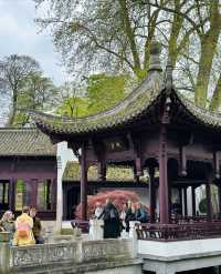 It seems as if I haven't left the country, as I find myself in a Chinese garden in Frankfurt. I am bewildered. 😵