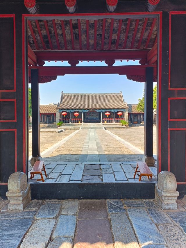 全國重點文保單位，中國唯一完整保存至今的清代知府衙門。南陽府衙始建於元朝，距今已有七百五十多年歷史。