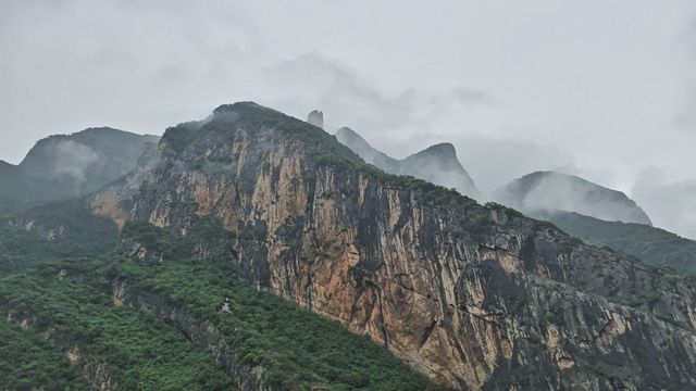 雲繞巫峽，仙景三峽。