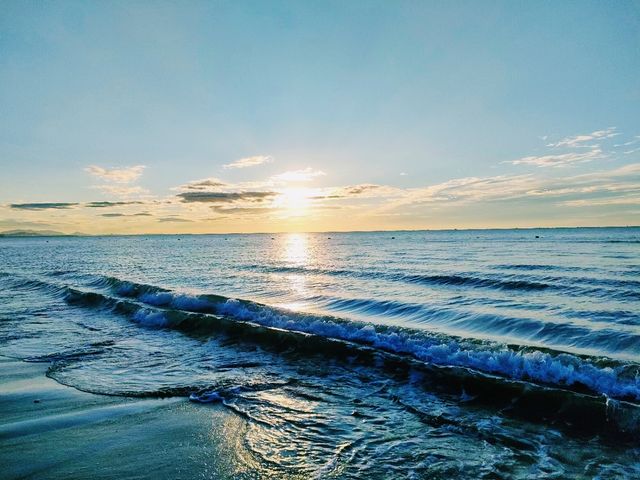 總要在海邊看一場日出吧。
