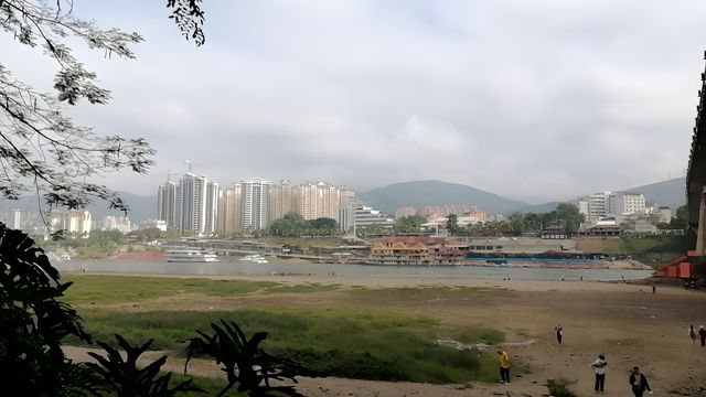 瀾滄江畔，西雙版納新大橋！。