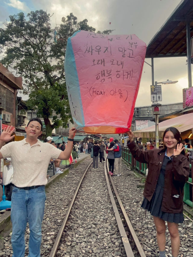 대만에서 소원을 적어 천등을 날려보세요🏮
