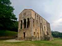 Santa María del Naranco: A Scenic Gem in Oviedo 🏰🌄