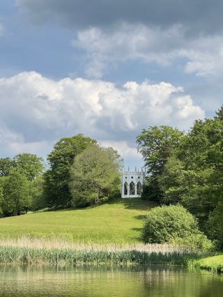 Strolling by the lake and picnicking on the lawn: A healing journey in El Valentin