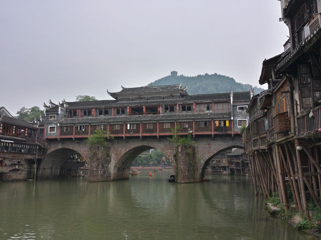 在鳳凰古城，我穿越到了水墨畫裡！🌉