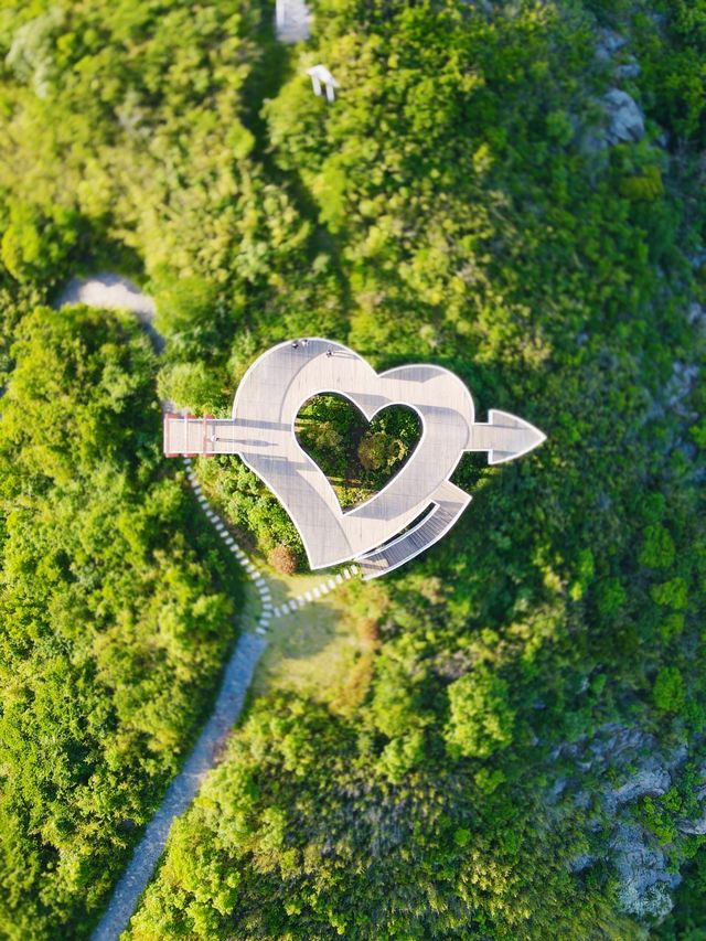 在岱山島躺進海邊的圓形帳篷屋裏