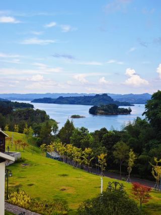 Exploring Changshou Lake: Embrace the Natural Landscape Amid Rippling Waters
