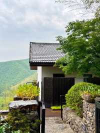 山居一日，懶成一片雲。