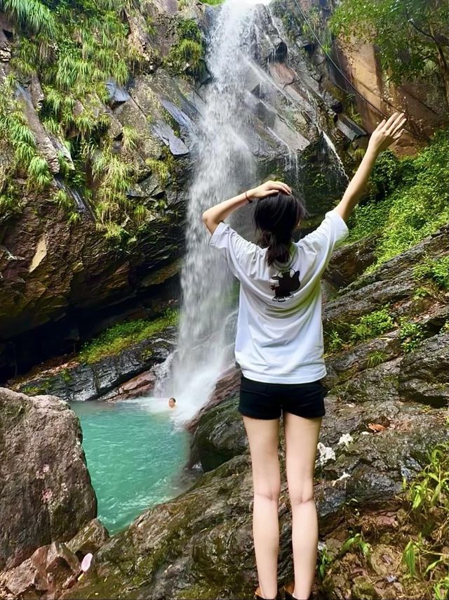 義烏｜夏日避暑勝地|||徒步30min直達！ 藏喺山林入面嘅瀑布 瀑布下天然泳池透心涼，陽光透過樹
