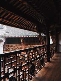 秋雨落陽明，廊下聽禪音