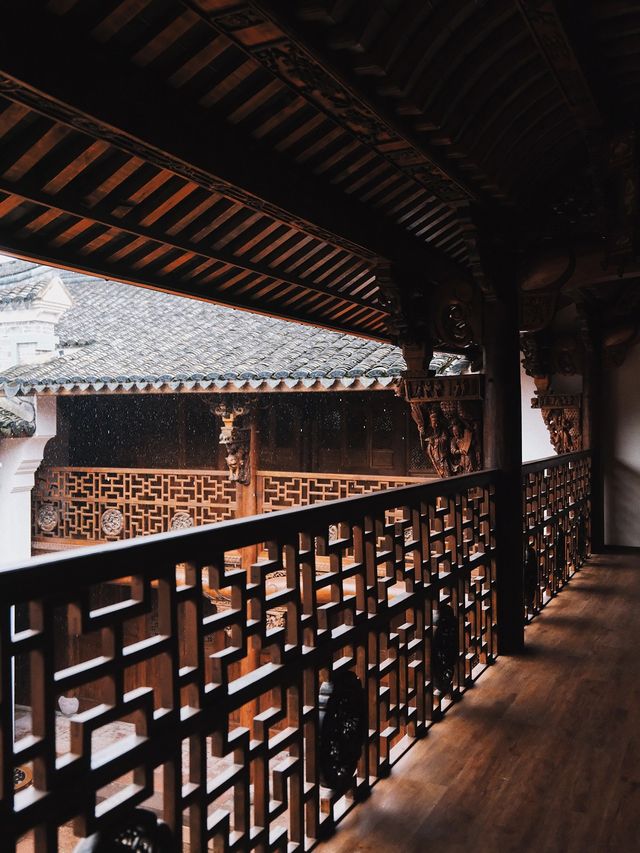 秋雨落陽明，廊下聽禪音