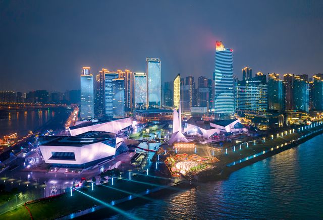 高空瞰湖景、綠茵燃熱血,一站式玩轉星城! 高空瞰湖景、綠茵燃熱血,一站式玩轉星城!