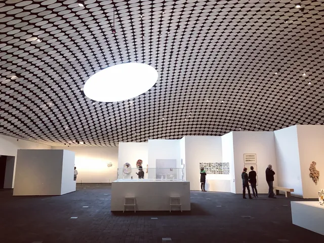 芬蘭這個美術館就像是廣場上平地冒出的泡泡