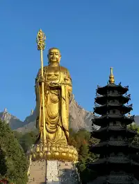 以深悲宏願照亮黑暗，以智慧恆心守護眾生