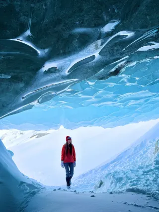 Amazing! Vancouver actually hides such a magical blue ice cave!
