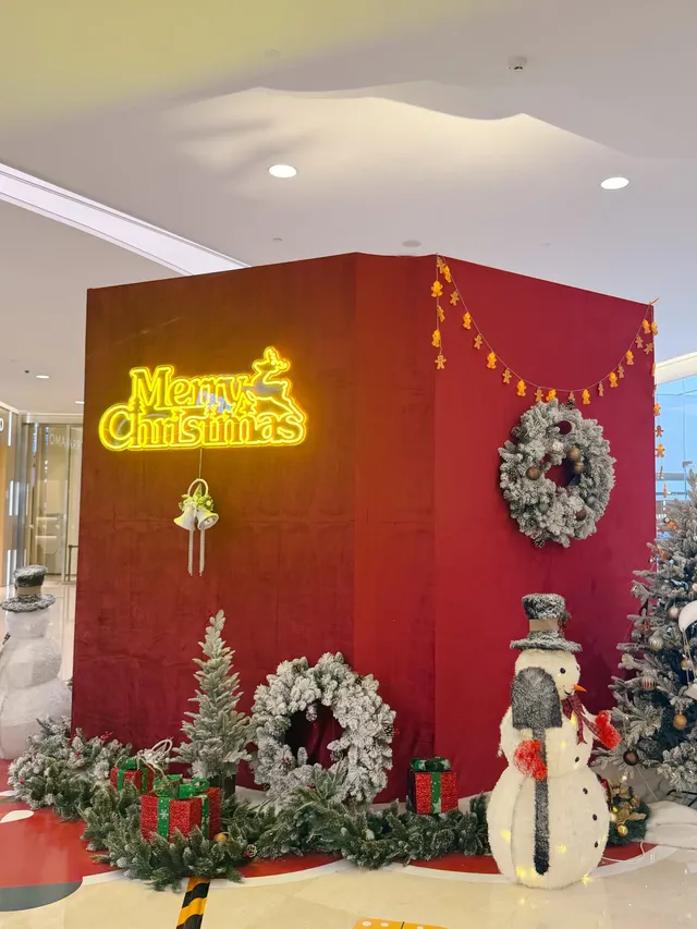 西安首顆聖誕樹,姊妹們高新中大集合! 西安首顆聖誕樹,姊妹們高新中大集合!