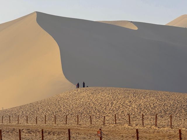 敦煌月牙泉|鳴沙山環抱的沙漠新月 敦煌月牙泉|鳴沙山環抱的沙漠新月