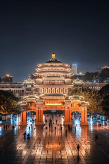 แสงไฟระยิบระยับของเมืองภูเขาในยามค่ำคืน