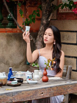 บ้านทรงลานแบบดั้งเดิม เช่นเดียวกับบ้านที่แจ็คสัน ยี สวมใส่ สะท้อนให้เห็นถึงวิถีชีวิตที่เรียบง่ายของมณฑลฝูเจี้ยนตอนใต้