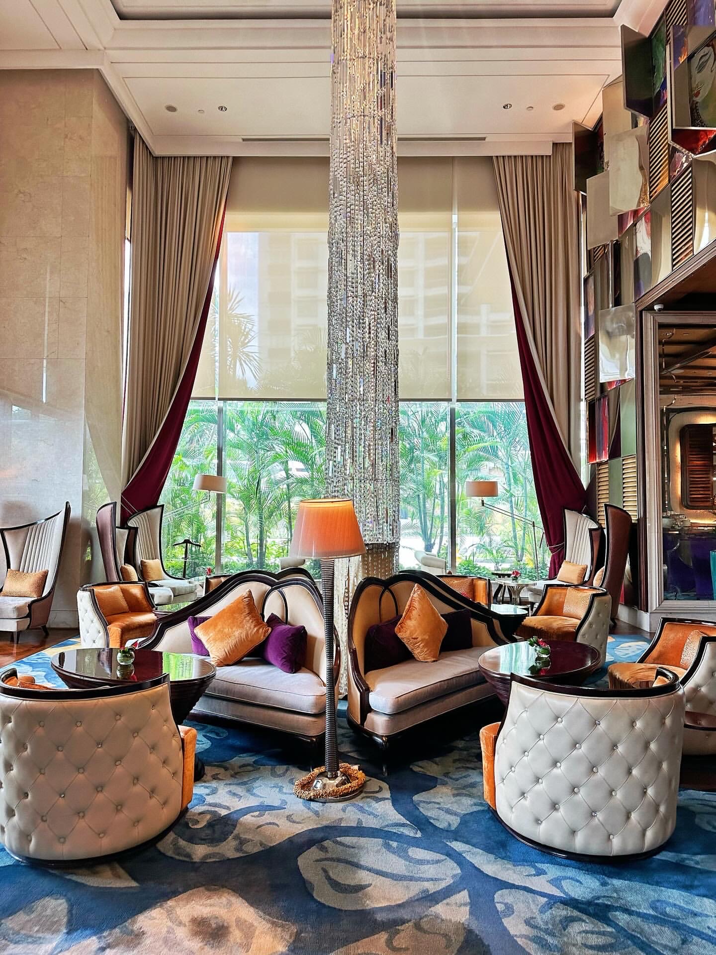 Jakarta menyimpan permata tersembunyi berupa hotel! 🏨 Raffles Jakarta benar-benar luar biasa! 💫
📍Lokasi Strategis: Terletak di jantung segitiga komersial Ciputra World 🌆 Akses langsung ke Lotte Department Store 🛍️ Sangat nyaman untuk bisnis dan belanja! Sebuah permata sejati di pusat kota!
🎨Suasana Artistik yang Melimpah: Seluruh bangunan dipenuhi dengan karya seni! ‼ Terinspirasi oleh seniman harta nasional Indonesia, Hendra Gunawan 🎨 Setiap sudutnya adalah kesempatan berfoto yang menakjubkan 📸 Wajib dikunjungi bagi para fashionista yang ingin membuat foto-foto Instagram-worthy ✨
🏨Pengalaman Menginap
· Layanan pelayan 24 jam sangat perhatian 👔
· Kamar yang luas dan nyaman dengan kasur yang sangat empuk 💤
· Kolam renang di taman tidak hanya indah tetapi juga sangat bersih 🏊
· Gym dilengkapi dengan baik dan tidak ramai 💪
🍽️Pesta untuk Mata
▪️Sarapan di Arts Café luar biasa!
▪️Koktail di bar tepi kolam renang Navina benar-benar nikmat 🍹
▪️Makan malam prasmanan bertema wajib dicoba 👌
🛋️Area lounge sangat fotogenik
Area lounge dalam ruangan yang didesain dengan apik, dengan pencahayaan dekoratif yang elegan 💡 membuat setiap foto terlihat mewah. Pemandangan matahari terbenam dari bar luar ruangan juga menakjubkan 🌇
Para penggemar hotel, simpan ini! ‼ Mencari tempat menginap yang nyaman dan praktis di Jakarta? Ini jelas tempat yang tepat! Saya pasti akan menginap di sini lagi lain kali! 🥰