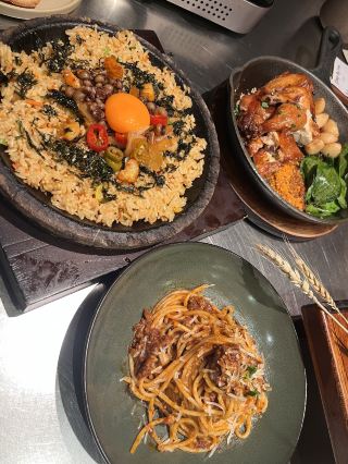 📍 3rd Floor, Global Harbor, Putuo District. 4–5 dishes, and 3 of us were stuffed! Average cost: RMB 50–80.
· ———————————
P2 [Sichuan-style roasted chicken] Sprinkled with cumin, crispy on the outside and tender on the inside. Many people don't like eating the skin, but this isn't greasy at all! Delicious! So fragrant!
· ———————————
P3 [Cheese waterfall spicy stir-fried chicken] Gooey cheese + rice cakes + chicken. So fragrant! It leans sweet and comes with crispy little bread. Compared to P2, these are two different flavor profiles. If you prefer savory, choose P2. Both have chicken, so you can pick one. (Personally, I think it's just average.)
· ———————————
P4 [Sea ling mushroom fried rice] The rice is fried to perfection, with each grain distinct, carrying the charred aroma of the stone pot and the savory freshness of the mushrooms. I couldn't stop eating it.
· ———————————
P5 [Sea worm and truffle mapo tofu] So delicious! The tofu is as tender and smooth as silk, and the rich sauce coats every piece. The soup is delicious enough to drink, too! My personal favorite!
· ——————————
P6 [Traditional bolognese] Delicious (savory, with a generous amount of meat sauce). My second favorite!