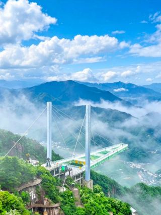 Cloud walk on Zuixian Mountain