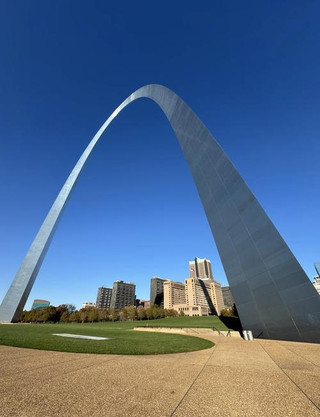Kansas Travel Guide: Kansas, located in the Midwestern United States, is known as the "Plains State" for its vast grasslands, rich history, and vibrant culture.
