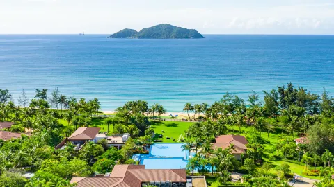 Family beach trips | 4 coastal towns on a 2k budget | No crowds — traveler post in Beihai