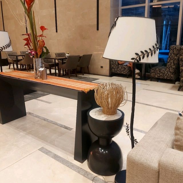 Lobby Lounging: Acacia Cafe