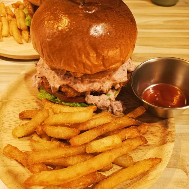 高雄暗巷美食系列~怪獸漢堡 美食漢堡薯條 日式餐廳設計風格 公仔迷必來