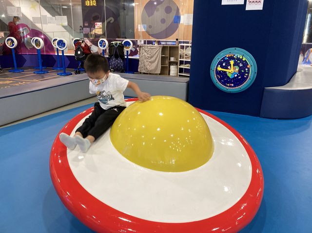 《🚀太空主題免費兒童遊戲室》