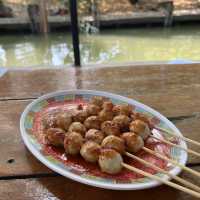 ก๋วยเตี๋ยวส้มตำ แปลกแต่อร่อย ในเรือนแพ ริมคลอง