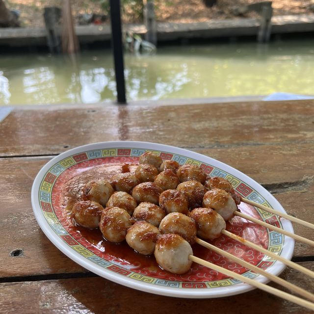 ก๋วยเตี๋ยวส้มตำ แปลกแต่อร่อย ในเรือนแพ ริมคลอง