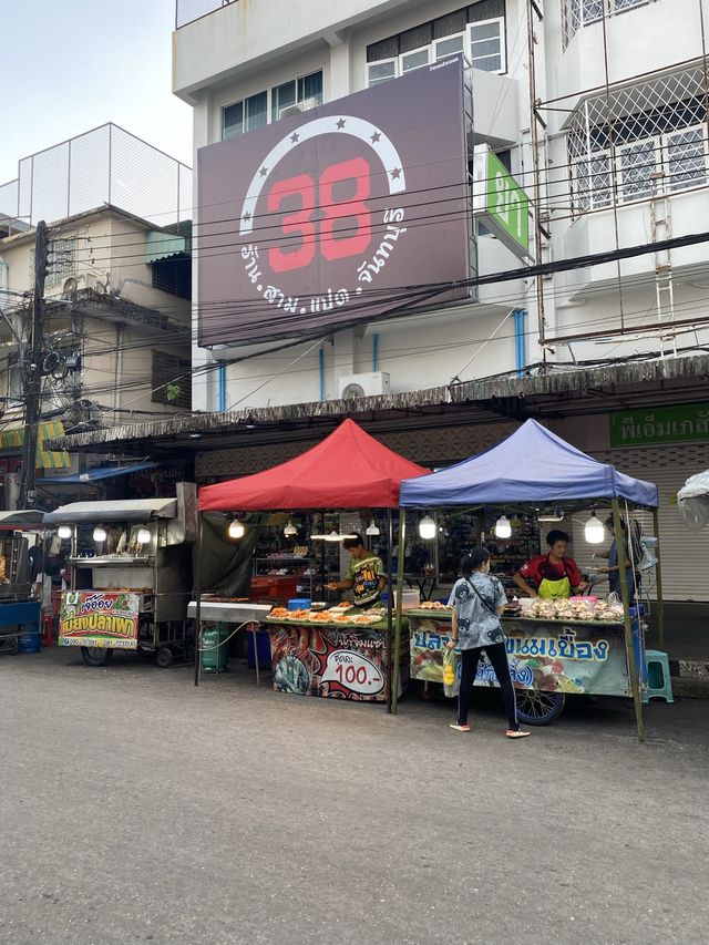 ของกินหลากหลายที่ตลาดน้ำพุ เมืองจันทบุรี 