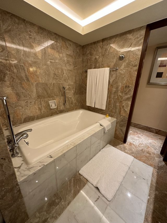 在Conrad Hotel香港港麗酒店為男朋友慶祝生日🎂