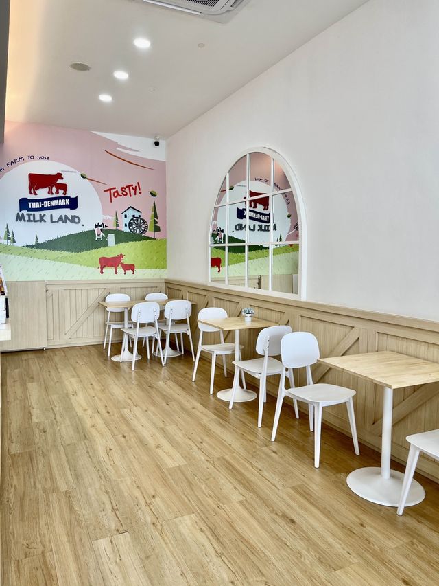 นมชมพูเย็น หวานอร่อยที่ Milk Land 