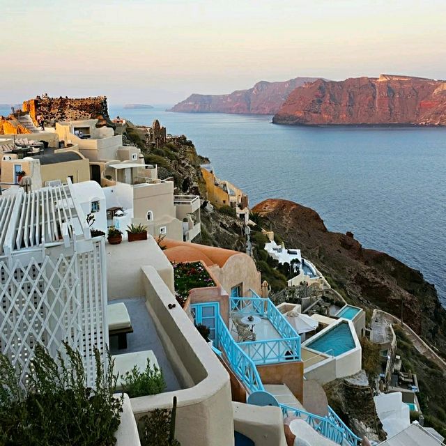 THE ROMANTIC ISLAND OF SANTORINI!