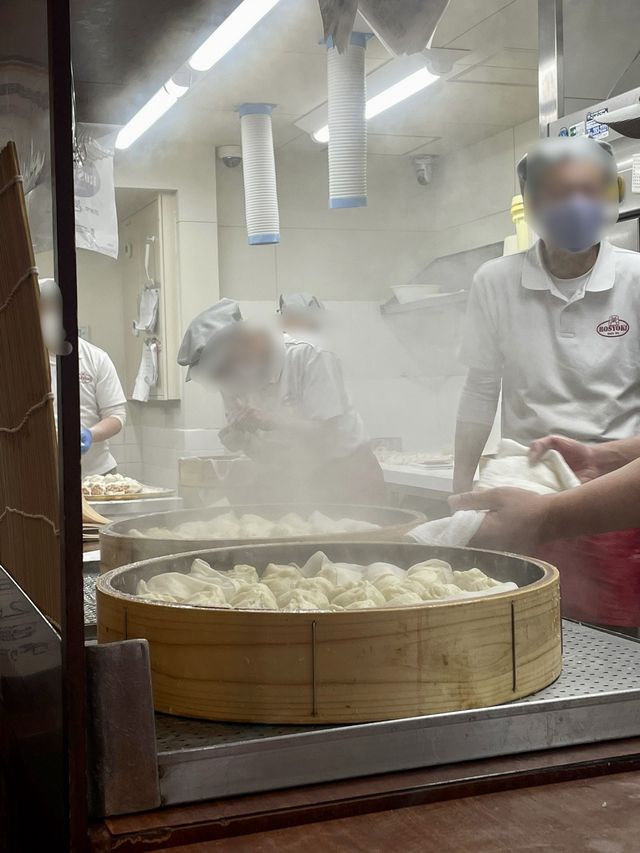 【神戸 南京町】 食べたい、でも並びたくない。そんなあなたへ「曹家包子館 」の豚饅頭‥実は。