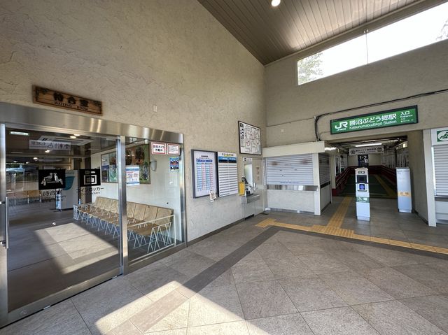 山梨・勝沼。駅で勝沼のワイン試飲可能。ワイナリー巡りの起点『勝沼ぶどう郷駅』