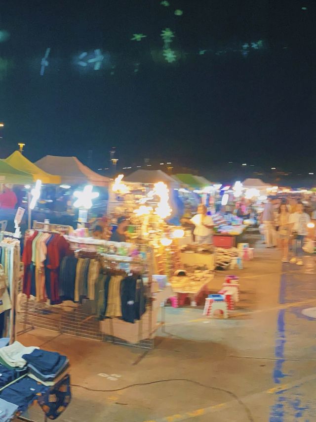 เดินเล่นชิวๆ ถนนคนเดินบางแสน 