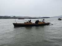 หน้าฝน คนเหงา ล่องเรือไปเกาะกลางทะเลสาบซีหู