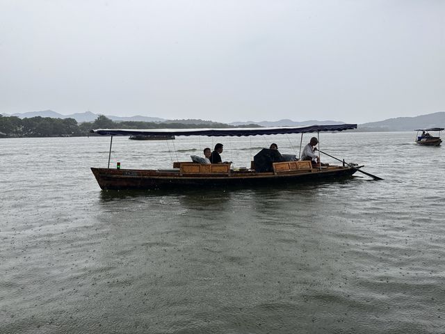 หน้าฝน คนเหงา ล่องเรือไปเกาะกลางทะเลสาบซีหู