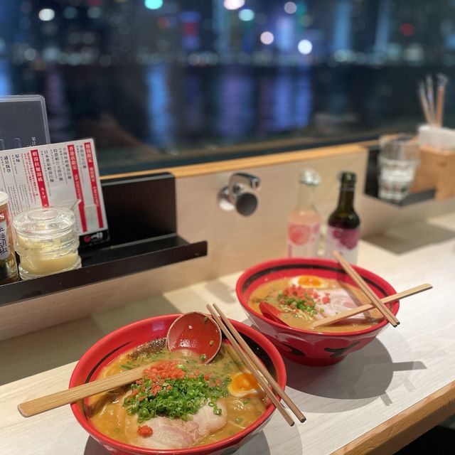 香港尖沙咀｜維港夜景配一幻濃蝦湯拉麵🍜