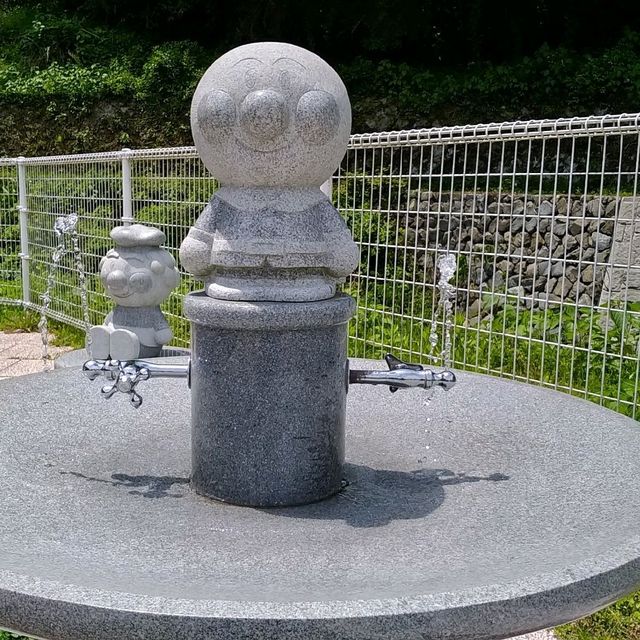 北海道的 富良野，大人愛上薰衣草花田、彩色花海，海馬仔則愛上「麵包超人專賣店」