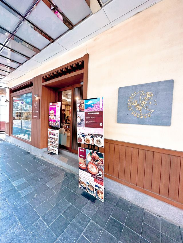 和風貓貓樹佈置Pancake店
