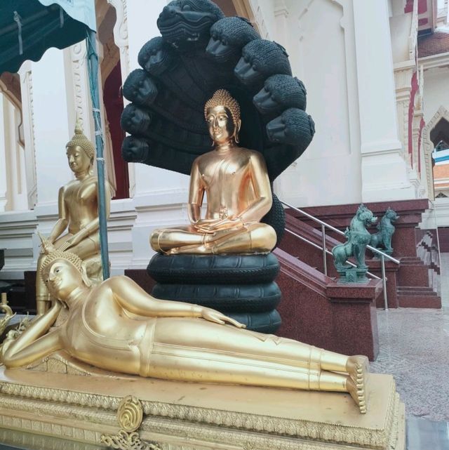 เสริมมงคลชีวิต ที่วัดไตรมิตร กทม.