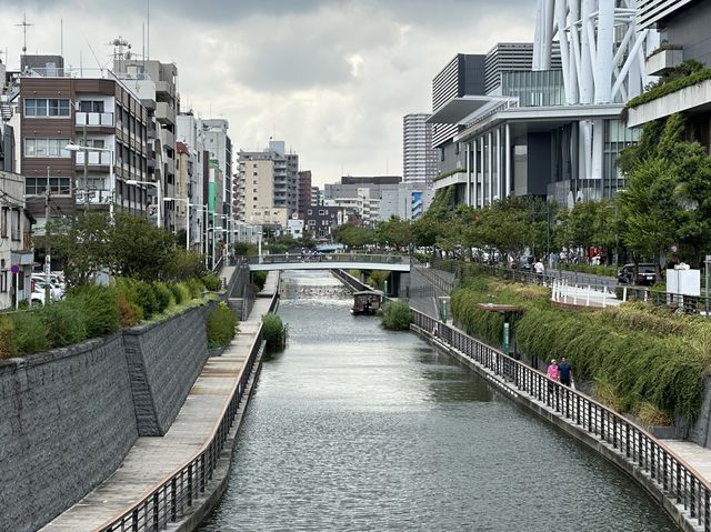 東京・押上。スカイツリーを見上げる『北十間川』と『墨田区おしなり公園』 